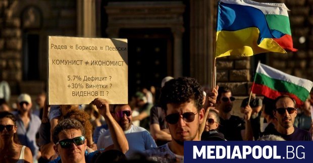 С викове Оставка и Тук не е Москва започна първият