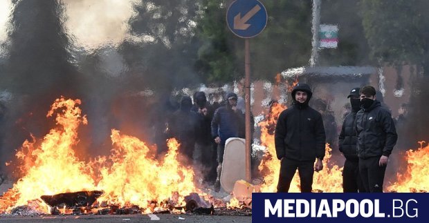 Протестиращи в Белфаст опожариха автобус на градския транспорт множество автомобили