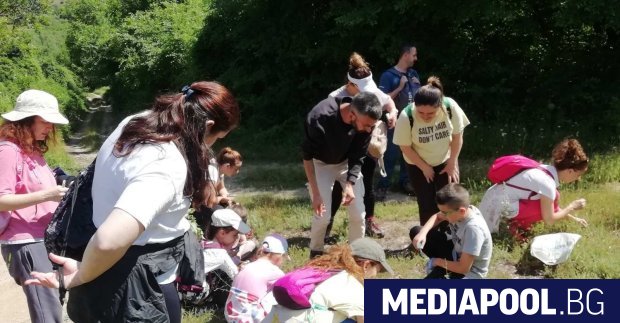 В подножието на три планини Рила Пирин и Влахина между