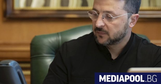 Украинският президент Володимир Зеленски е провел телефонен разговор с френския