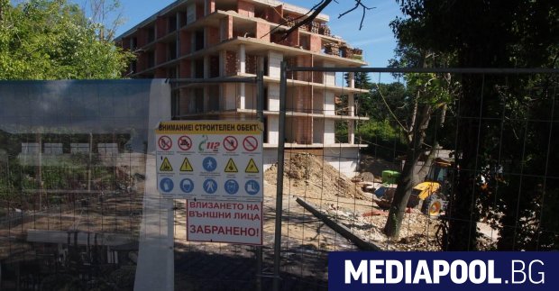 Оградата около строежа на украинската корпорация КУБ в местността Баба
