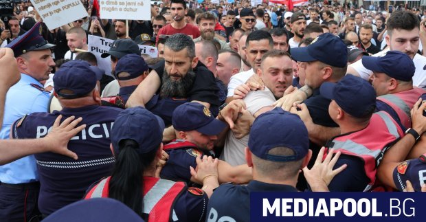За четвърта поредна вечер хиляди албански граждани излязоха на протест
