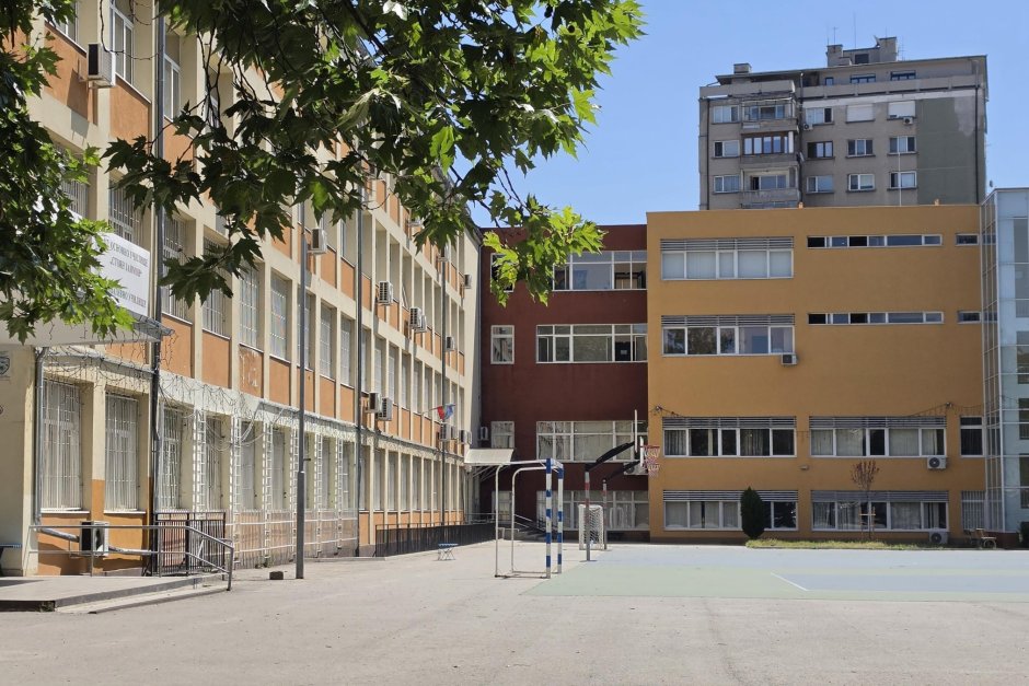 Според общината дори разширението на сградата на Първа английска езикова гимназия не позволява нормално обучение за учениците, тъй като в същото здание е и 112 основно училище. Сн. БГНЕС