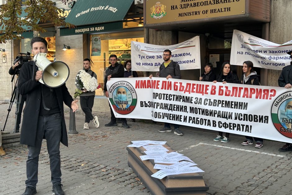 Чиновник в МЗ взима колкото четирима млади лекари на месец