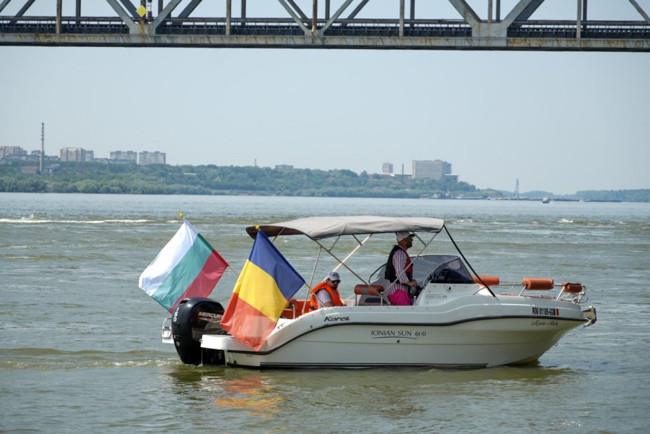 Стотици лодки в Дунав, авиошоу отгоре. Русе и Гюргево празнуват реката
