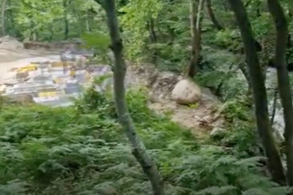 "Законно" застрояване с жилища край реката в Сандански