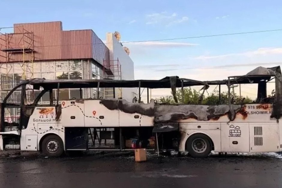 В окупираната Донецка област дрон удари автобус, пътуващ от Москва за Симферопол. Загинаха 8 души