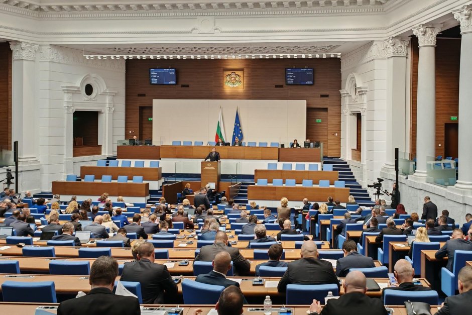 ГЕРБ и ДПС спасиха с 1 депутат кворума за тегленето на новия дълг от 3.8 млрд. евро