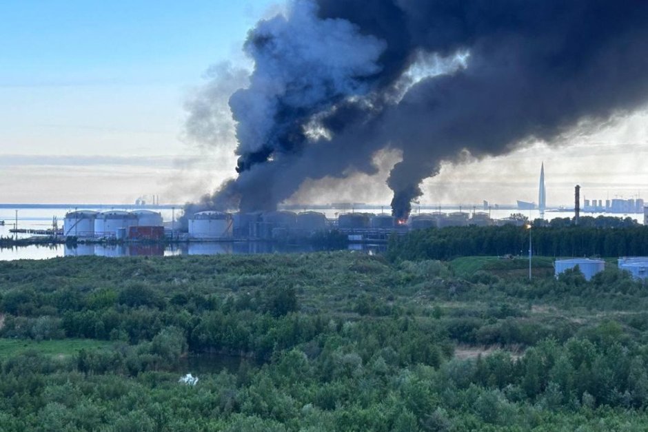 Украйна удари петролен терминал в Санкт Петербург в деня на откриването на местния форум с участието на Путин