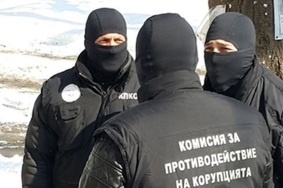Служители на закритата Комисия за противодействие на корупцията