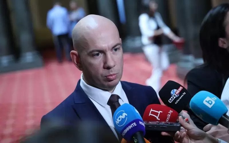 Временно изпълняващият функциите главен прокурор Ваня Стефанова поиска първия депутатски имунитет - на Ангел Георгиев от "Възраждане", откакто е на поста. Той е обвинен за причинена телесна повреда на полицай и за хулиганство. Делото се точи вече шеста година. Сн.БГНЕС