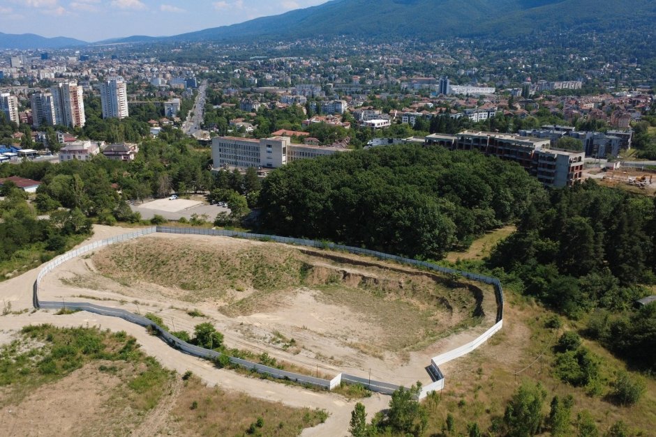 Теренът на Националната детска болница в кв. "Горна баня"