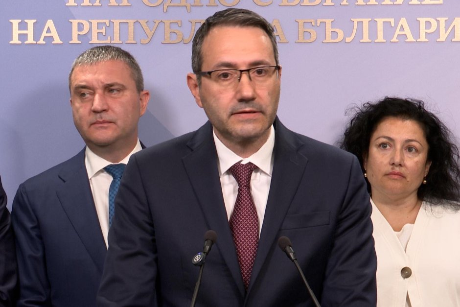Никола Янков от "Синя България" (в средата), Владислав Горанов и Десислава Танева от ГЕРБ. Снимка: БГНЕС
