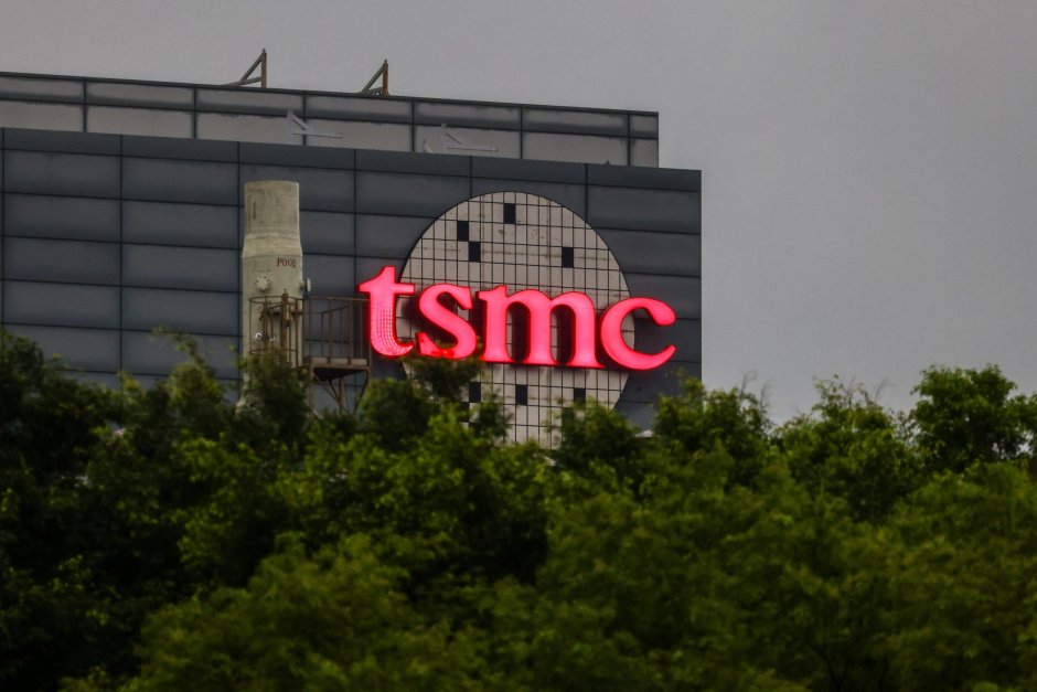 Логото на TSMC или Taiwan Semiconductor Manufacturing Company Limited пред офис сградата в Хсинчу, Тайван, 16 април 2026 г. TSMC заяви, че печалбата за първото тримесечие е скочила с 58%, надминавайки очакванията и поставяйки нов рекорд на фона на силното търсене на чипове за AI. ЕПА/БГНЕС