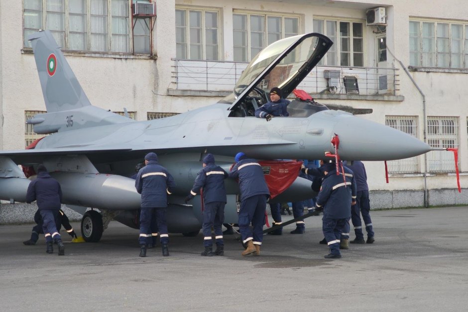 Изтребител F-16, сн. БГНЕС