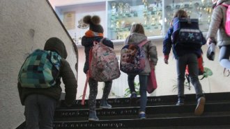 Стари идеи, нови законопроекти: Какви промени в образованието предлагат партиите
