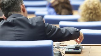С единодушие: В НС замразяват депутатските заплати
