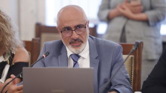 Властта поетапно ще върне осигуровките на държавните служители