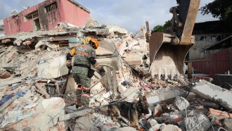 Жертвите на трусовете във Венецуела достигнаха 1400, новородено бе спасено от руините