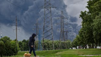 Дим, предизвикан пожари в критично важно съоръжение за гориво край Москва, което на 18 юни 2026 беше ударено от украински дронове два пъти за една седмица. Отломки от разрушените съоръжения са паднали в жилищни квартали в предградията, ранявайки 17 души, включително две деца, по данни на руските власти. ЕПА/БГНЕС