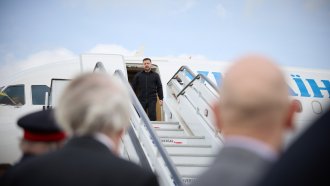 Зеленски пристигна в Лондон за разговори със Стармър, Макрон