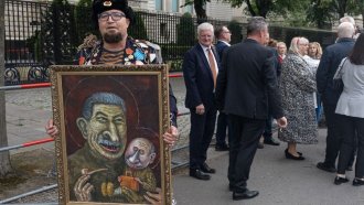 Известен с карикатурите си на Путин руски художник е застрелян в Полша