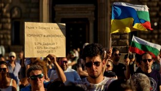 "Оставка" и "Тук не е Москва": Започна първият протест срещу Радев