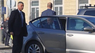 ПБ връща колите на НСО на президентството и дава ограничена 