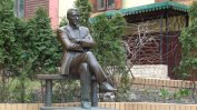 В Киев демонтираха паметника на Булгаков като "символ на руската имперска политика"