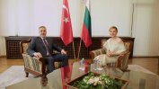 Роклята с голото рамо на външния министър била форма на себеизразяване
