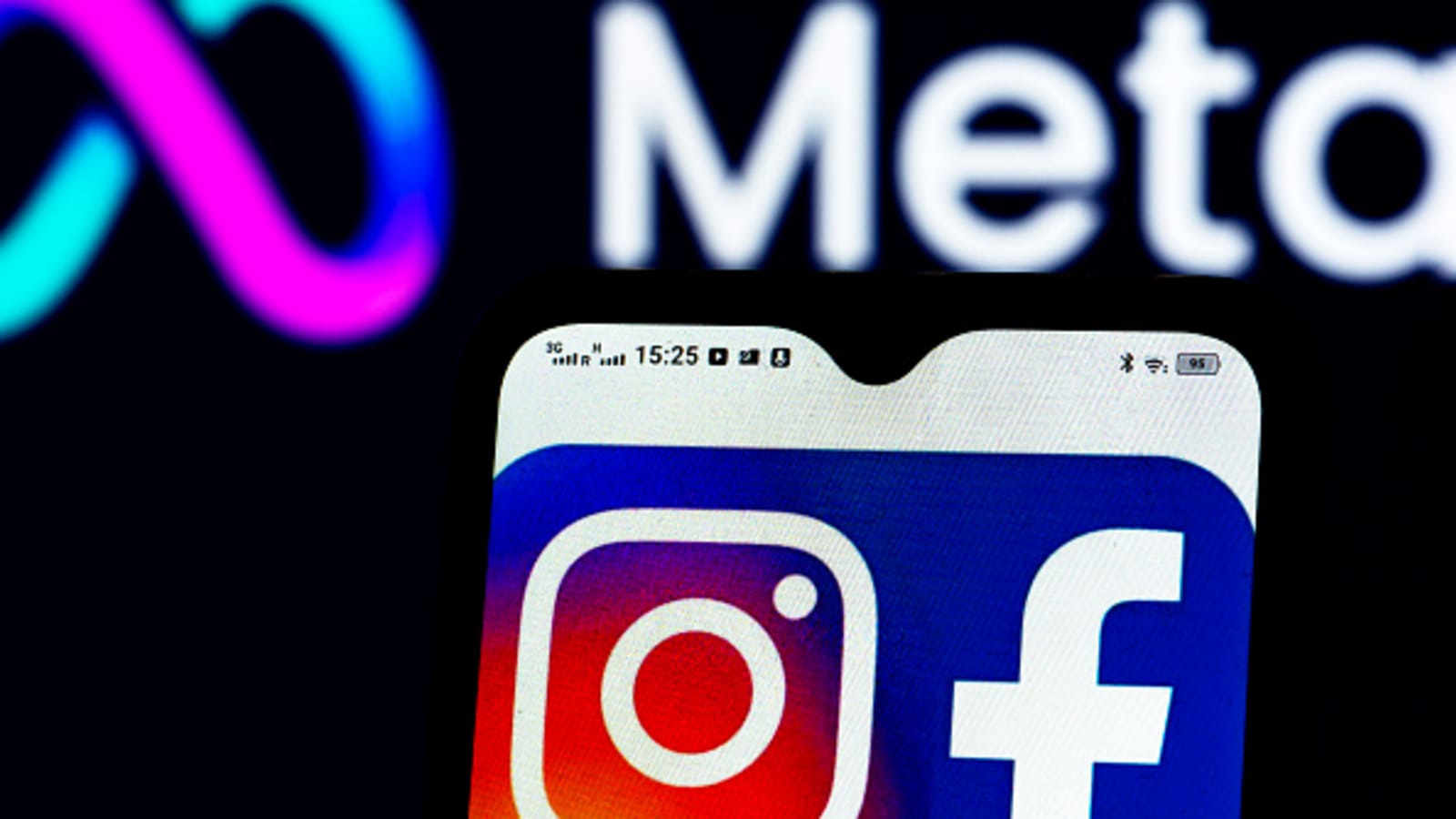 ЕК заплаши Meta с глоба заради "пристрастяващи" Facebook и Instagram