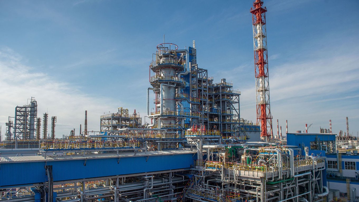 Най-голямата петролна рафинерия на "Газпром" спря работа след атака с дронове