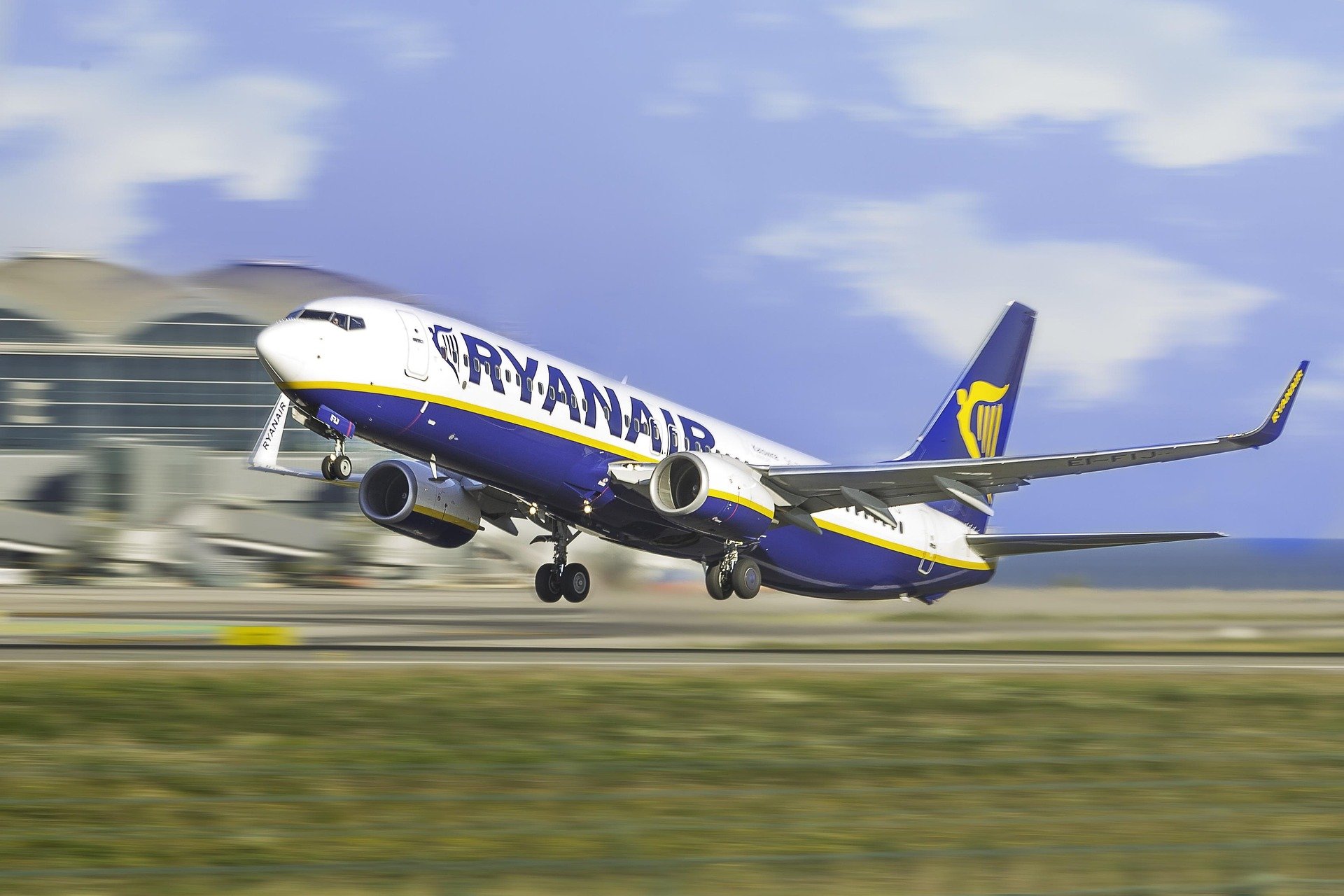 Сърбин е бил частично засмукан през счупен прозорец на самолет на Ryanair при полет