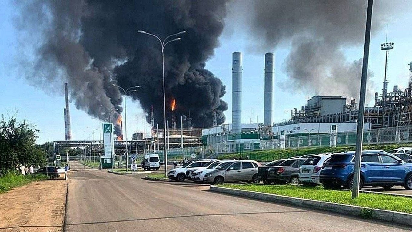 Нова серия украински удари по стратегически енергийни обекти в Русия и Крим, танкери в Азовско море