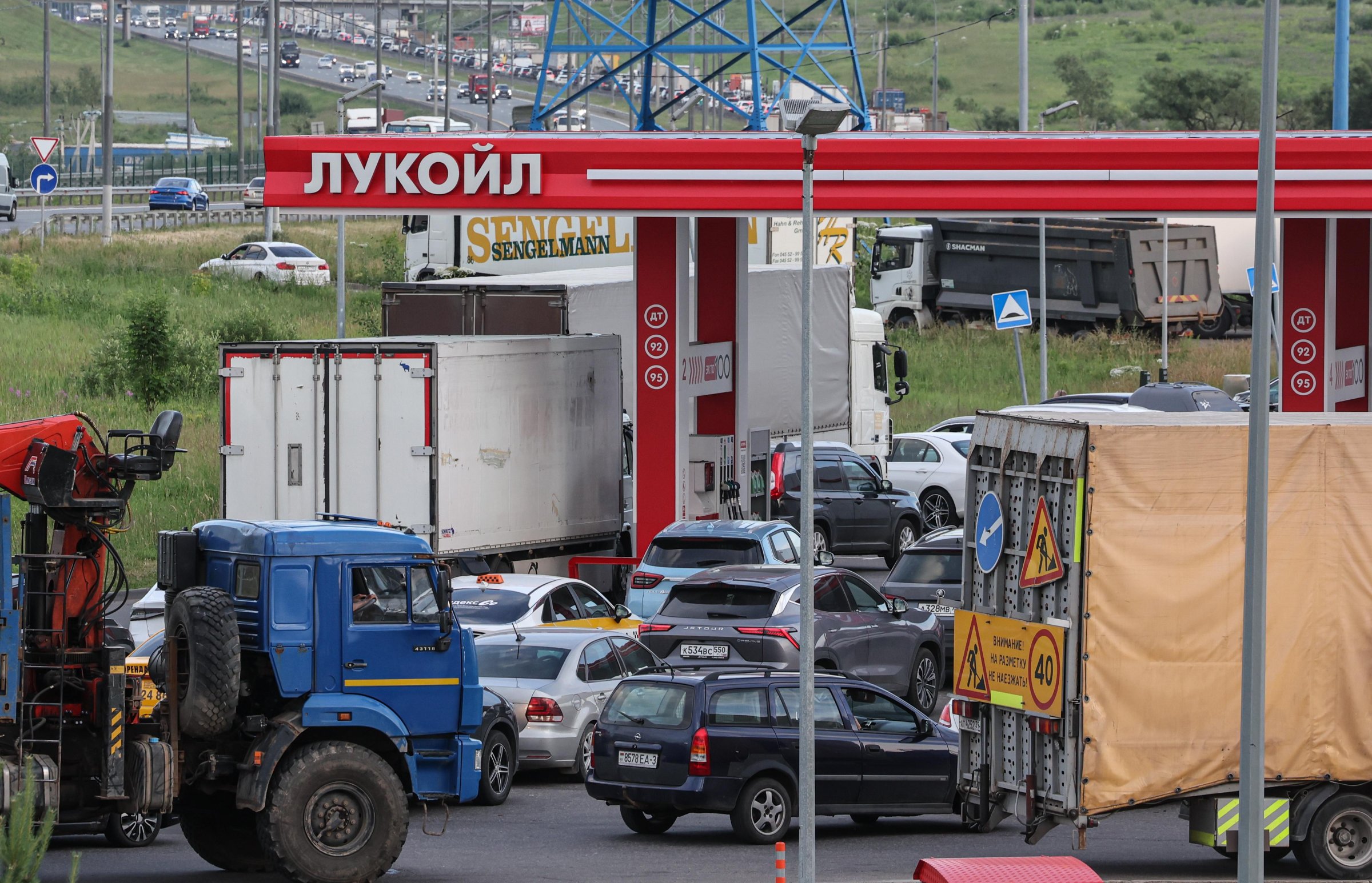 Русия внася бензин от Индия заради недостиг след украинските удари по рафинерии