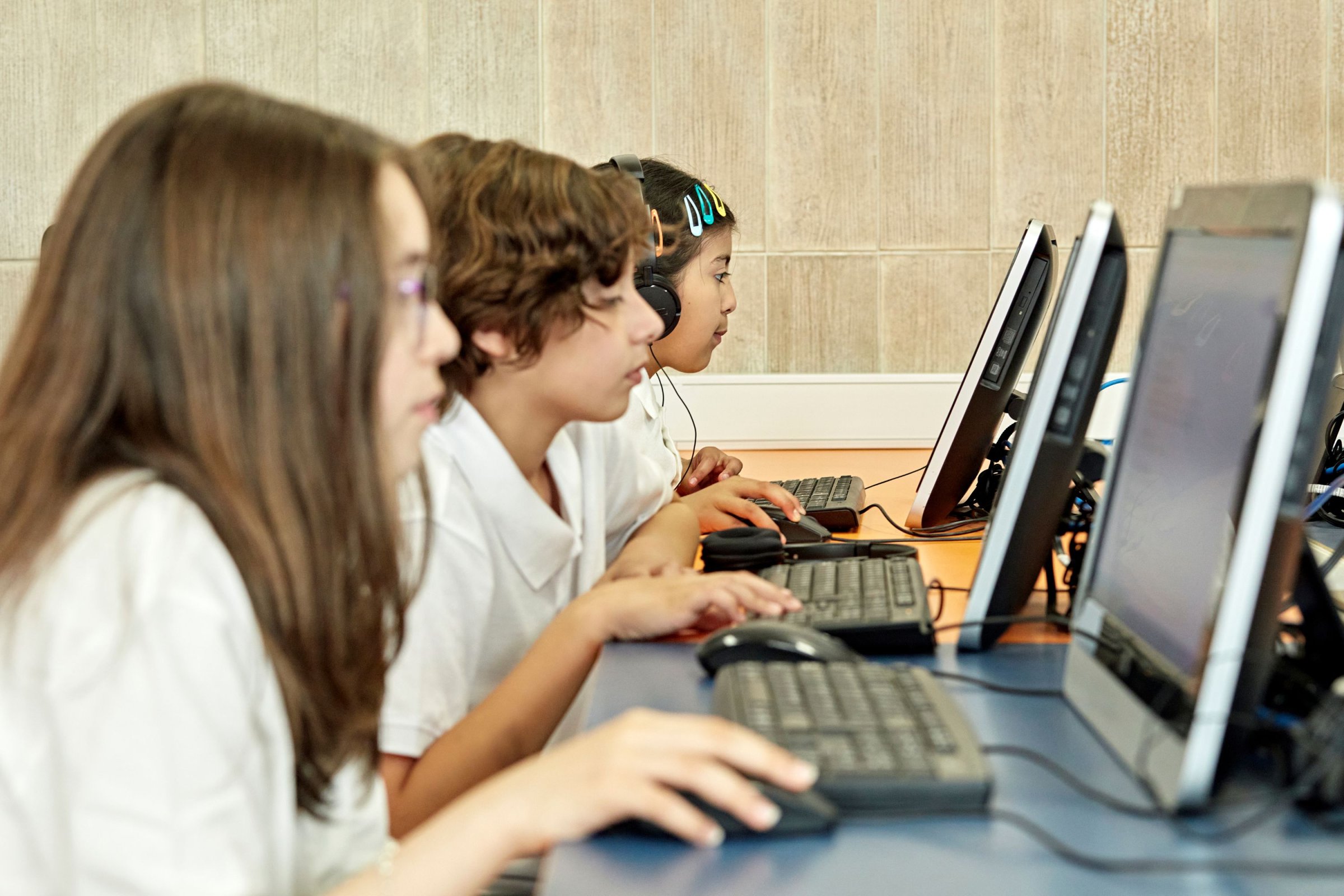 Половината български ученици използват почти ежедневно изкуствен интелект за учебни цели