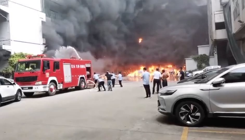 Пожар във фабрика в китайската "столица на обувките" взе поне 28 жертви