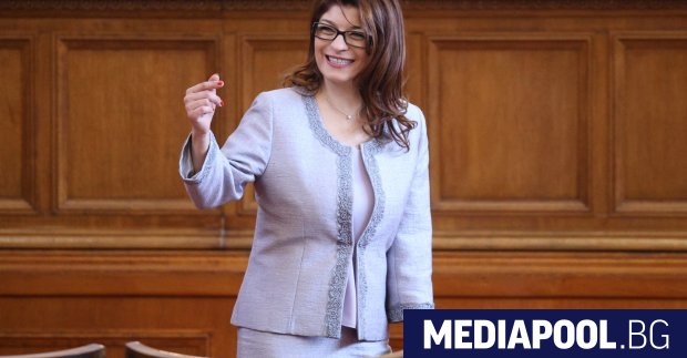 Десислава Атанасова дължи незабавна оставка като конституционен съдия обяви в