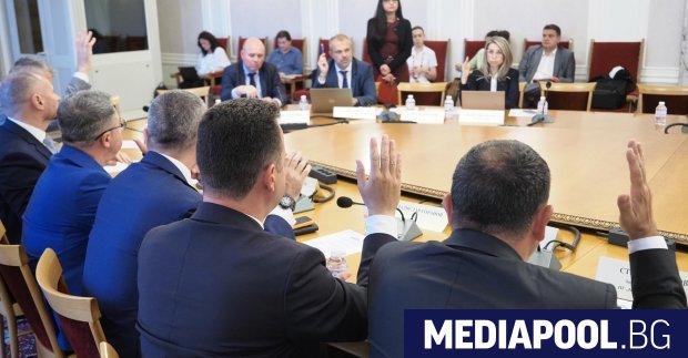 Под заплахата на Брюксел че ще започне процедура срещу България