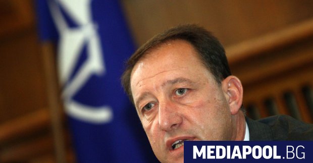 Бившият министър на отбраната от правителството Орешарски Ангел Найденов влиза