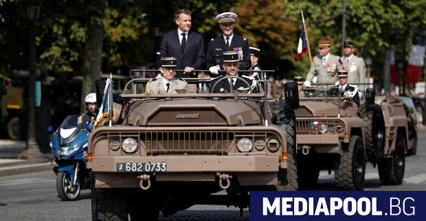 Френският президент Еманюел Макрон премина днес с военен автомобил по