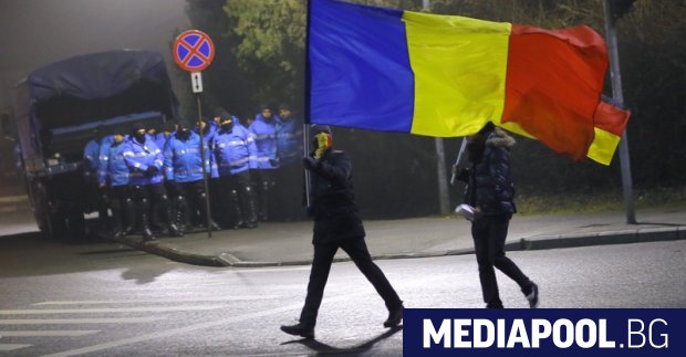 Политическата криза в Румъния поставя в риск получаването на милиарди