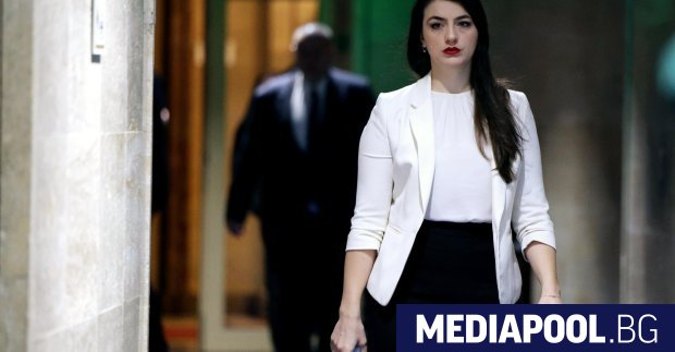 Говорителят на кабинета на Кирил Петков Лена Бориславова стана директор