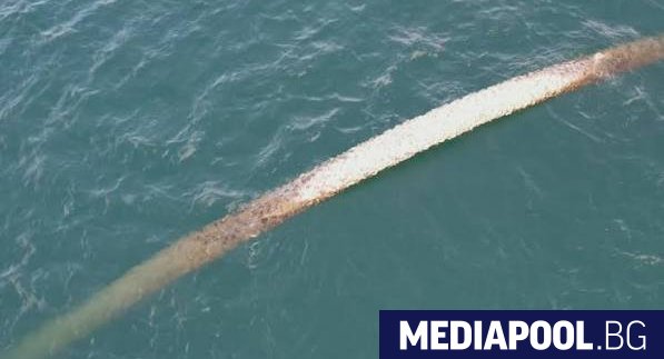 Сигнал за тръба която се издига над морската повърхност в
