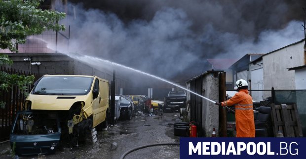 Въздухът в София е замърсен след пожара в хале за