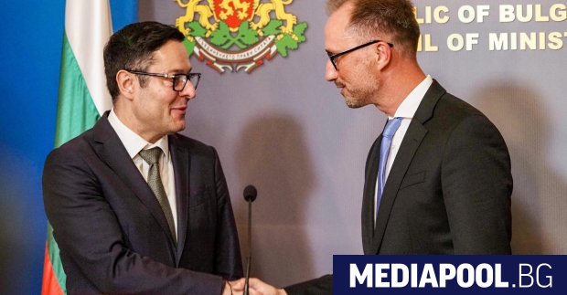 Правителството на Румен Радев официално не се отказва от изграждането