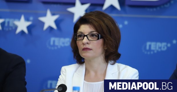 Конституционният съди Десислава Атанасова е ползвала два паспорта дипломатически и