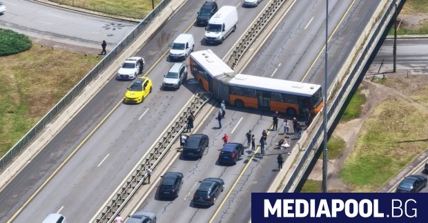 Автобус от градския транспорт на София катастрофира на бул Цариградско