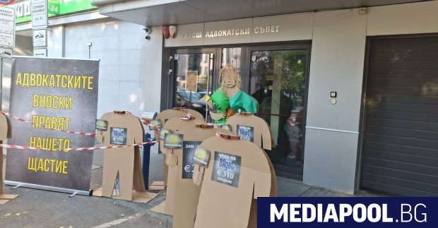 Адвокати излязоха на протест пред сградата на Висшия адвокатски съвет