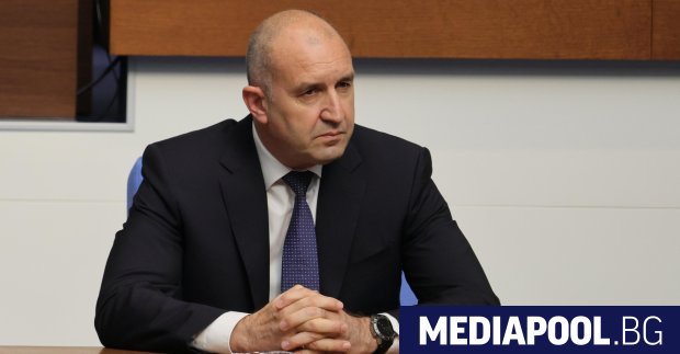 Премиерът Румен Радев и външната му министърка Велислава Петрова с
